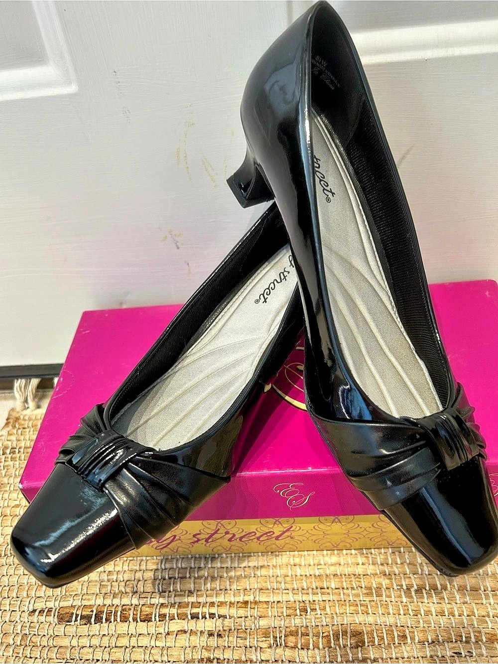 NIB EASY STREET “Waive”Patent Bow Heels Black US 8.5 Wide-super cushy footbed